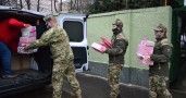 Több mint száz ajándékcsomagot adományoztak a miskolci katonák a Magyar Vöröskeresztnek